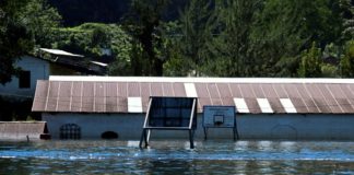 La aldea guatemalteca que los huracanes convirtieron en laguna