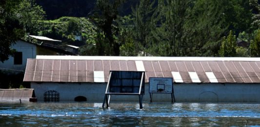 La aldea guatemalteca que los huracanes convirtieron en laguna