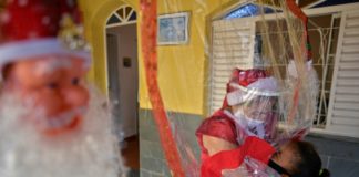 'Mamá Noel' sigue regalando abrazos en Brasil a pesar de la pandemia