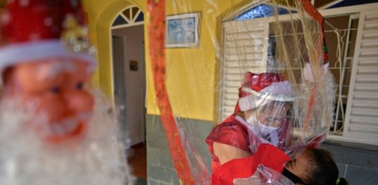 'Mamá Noel' sigue regalando abrazos en Brasil a pesar de la pandemia