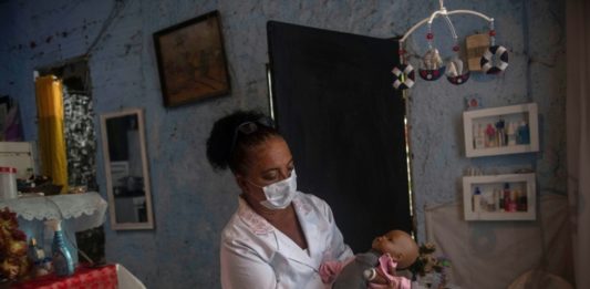 Muñecas cuentan con un hospital durante la pandemia