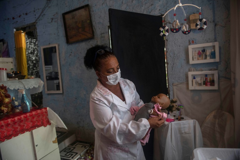 Muñecas cuentan con un hospital durante la pandemia