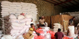 El Programa Mundial de Alimentos de ONU (PMA) entrega ayuda humanitaria a desplazados, el 8 de julio de 2019 en Yemen, donde al igual que Burkina Faso, Sudán del Sur y el noreste de Nigeria están al borde de la hambruna © AFP/Archivos ESSA AHMED