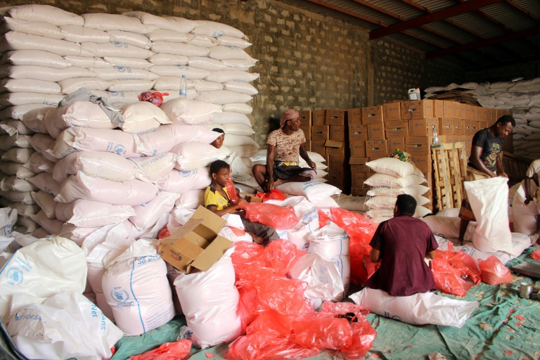 El Programa Mundial de Alimentos de ONU (PMA) entrega ayuda humanitaria a desplazados, el 8 de julio de 2019 en Yemen, donde al igual que Burkina Faso, Sudán del Sur y el noreste de Nigeria están al borde de la hambruna © AFP/Archivos ESSA AHMED