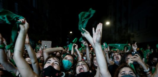 Senado de Argentina aprueba legalización del aborto