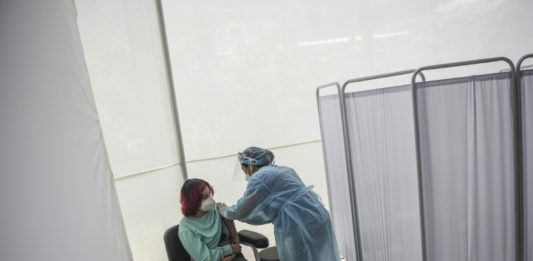 Una voluntaria recibe una dosis de la vacuna china Sinopharm, durante el ensayo clínico realizado el 9 de diciembre en una universidad de Lima © AFP ERNESTO BENAVIDES
