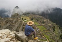 / Imagen de archivo tomada el 2 de noviembre de 2020, muestra a un turista posando para una foto frente al sitio arqueológico de Machu Picchu, cerca de Cusco, Perú, en medio de la pandemia del nuevo coronavirus, COVID-19. © AFP/Archivos Ernesto BENAVIDES