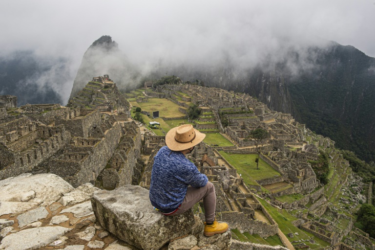 / Imagen de archivo tomada el 2 de noviembre de 2020, muestra a un turista posando para una foto frente al sitio arqueológico de Machu Picchu, cerca de Cusco, Perú, en medio de la pandemia del nuevo coronavirus, COVID-19. © AFP/Archivos Ernesto BENAVIDES