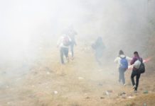Frenan caravana migrante en Guatemala con gas lacrimógeno y palos