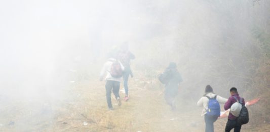 Frenan caravana migrante en Guatemala con gas lacrimógeno y palos