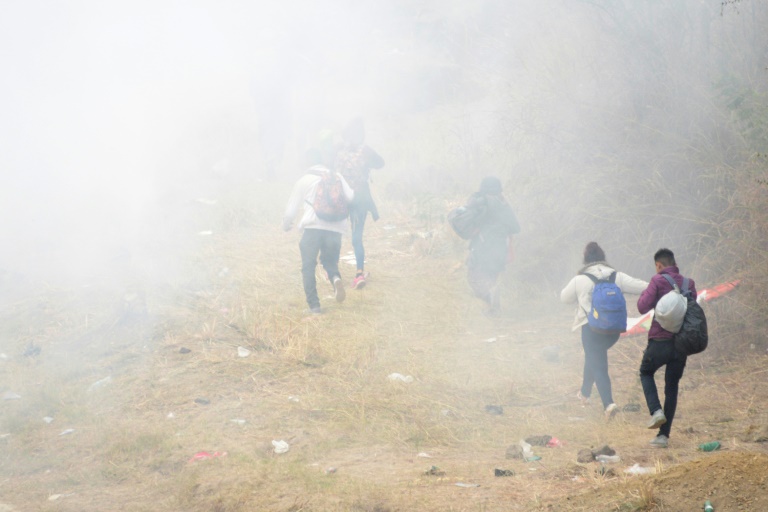 Frenan caravana migrante en Guatemala con gas lacrimógeno y palos