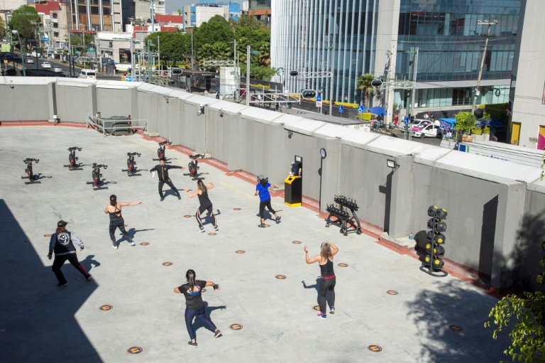 Gimnasios mexicanos se adaptan a los espacios abiertos