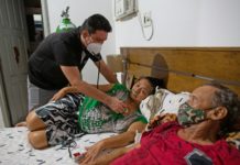 Médico trata a su madre en casa ante falta de cama en hospitales