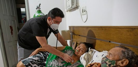 Médico trata a su madre en casa ante falta de cama en hospitales