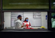 Paramédicos mexicanos luchan para hallar cama a enfermos de covid-19