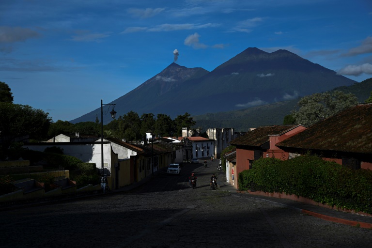 Volcán de Fuego registra actividad eruptiva en Guatemala