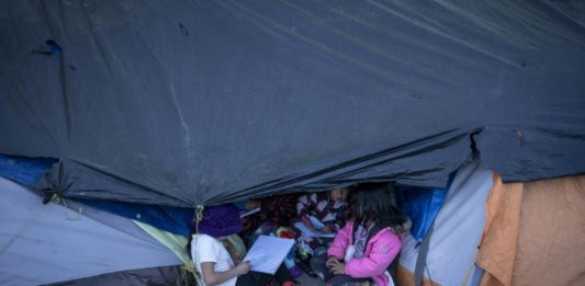 EEUU admitirá a demandantes de asilo que esperan en México