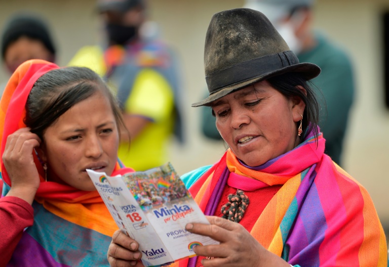 Indígenas de Ecuador hacen campaña para las elecciones