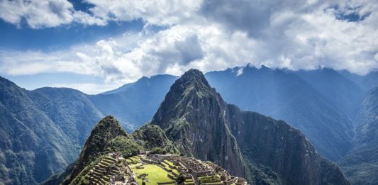 Machu Picchu recibe a visitantes tras cuarentena
