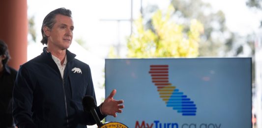 Newsom visita centro de vacunación contra COVID-19 en Cal State LA