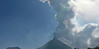 Volcán de Pacaya continúa con fuerte actividad en Guatemala