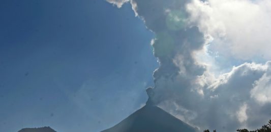 Volcán de Pacaya continúa con fuerte actividad en Guatemala