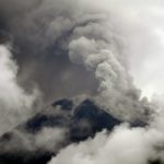 Aeropuerto ecuatoriano reinicia operaciones tras erupcion de volcán