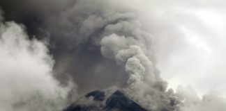 Aeropuerto ecuatoriano reinicia operaciones tras erupcion de volcán