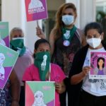 Inician audiencia de salvadoreña condenada por parto precipitado