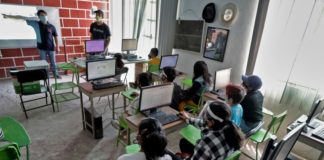 La pandemia cerró su escuela pero les llevó el mundo digital