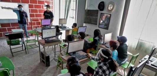 La pandemia cerró su escuela pero les llevó el mundo digital