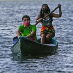 Maestra lleva clases en canoa a niños indígenas de Panamá