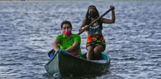 Maestra lleva clases en canoa a niños indígenas de Panamá