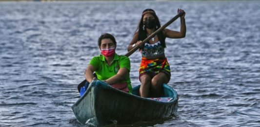 Maestra lleva clases en canoa a niños indígenas de Panamá