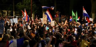 Manifestantes piden renuncia de presidente de Paraguay