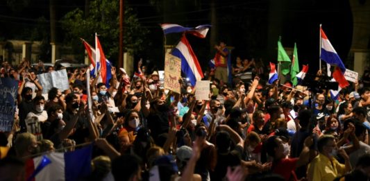 Manifestantes piden renuncia de presidente de Paraguay