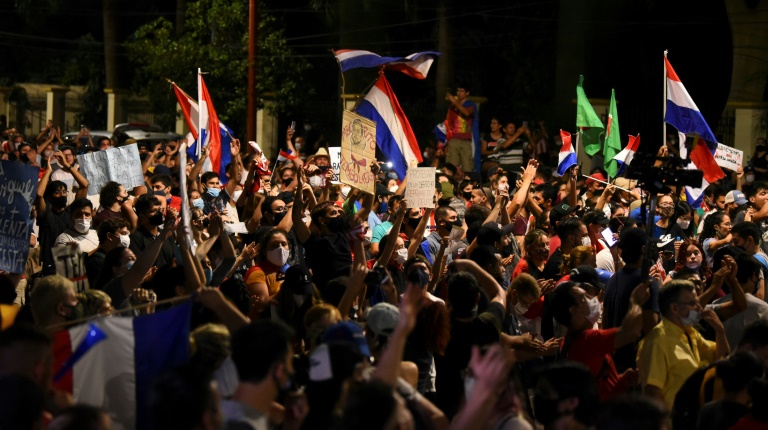 Manifestantes piden renuncia de presidente de Paraguay