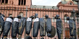 Rechazan exhibición de bolsas mortuorias en marcha opositora argentina