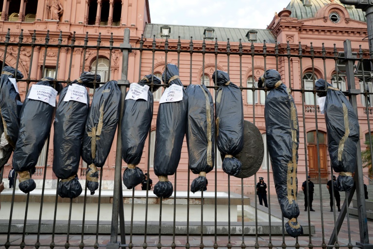 Rechazan exhibición de bolsas mortuorias en marcha opositora argentina