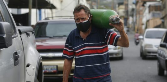 El calvario por oxígeno para enfermos de COVID-19 en Venezuela