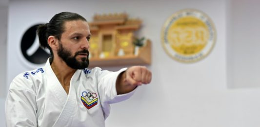 El maestro de karate que alista un adiós de oro en Tokio-2020