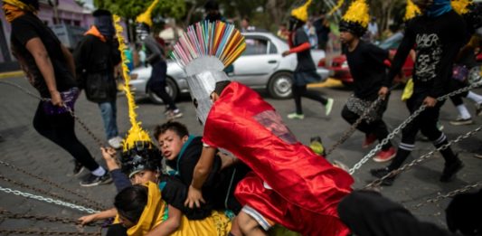 Encadenados salen en busca de Judas en Nicaragua