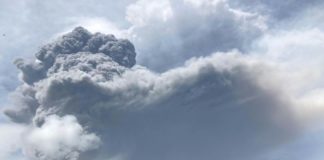 San Vicente se cubre de ceniza tras erupción de Volcán La Soufriere