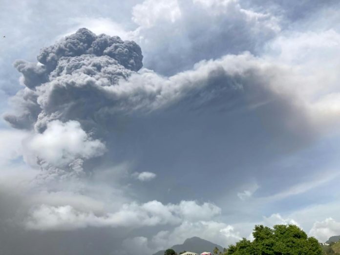 San Vicente se cubre de ceniza tras erupción de Volcán La Soufriere