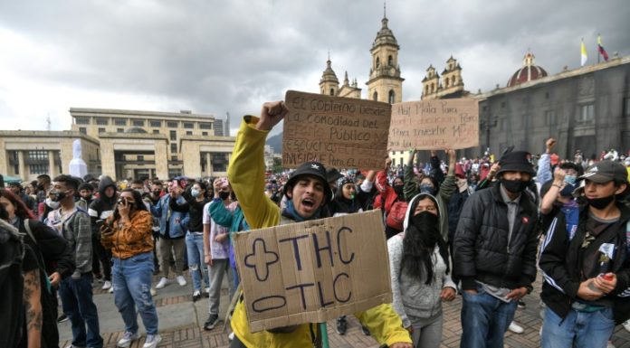 Una reforma tributaria que aviva protestas en Colombia