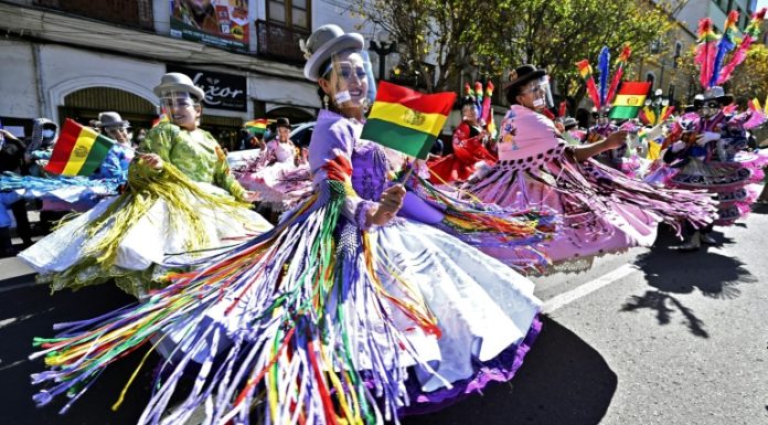 Bolivianos reivindican danza andina en disputa con Perú
