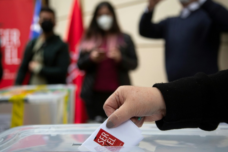 Chilenos acuden a las urnas para elegir a los constituyentes