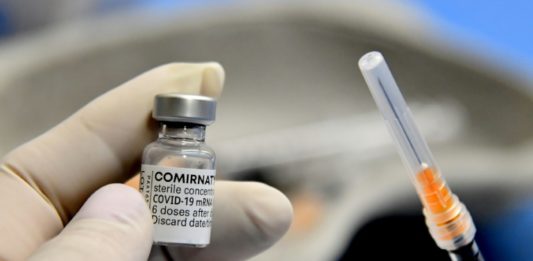 Investigan vacunación irregular contra covid-19 en Perú