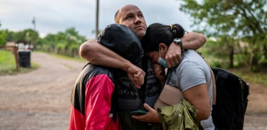 Un emigrante ilegal abraza a su esposa e hija después de cruzar el Río Bravo cerca de la frontera entre México y Estados Unidos en Del Rio, Texas, el 16 de mayo de 2021. Los cruces en Del Río han aumentado significativamente este año con muchos cruces de Haití a principios de este año. migrantes y ahora muchos vienen a buscar asilo desde Venezuela. © AFP Sergio FLORES