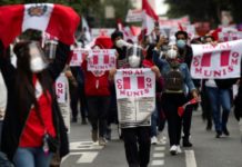 Miles manifiestan contra el comunismo en Perú